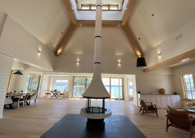 Rice white high ceiling cottage with fireplace